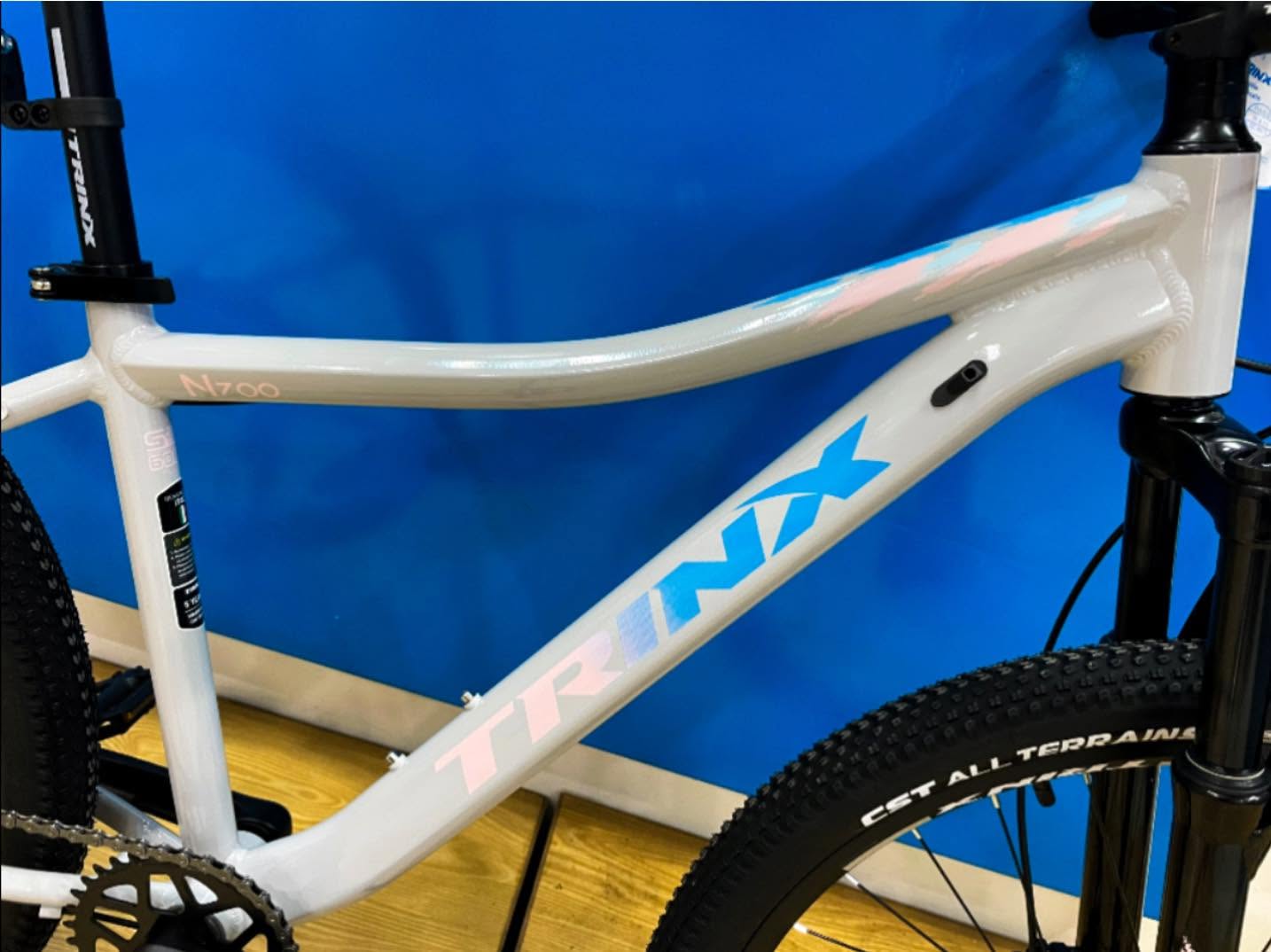 Trinx N700 1x9 Shimano Cues Hydraulic Brakes Curved Frame