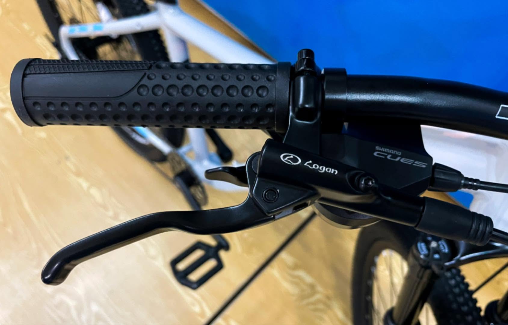 Trinx N700 1x9 Shimano Cues Hydraulic Brakes Curved Frame